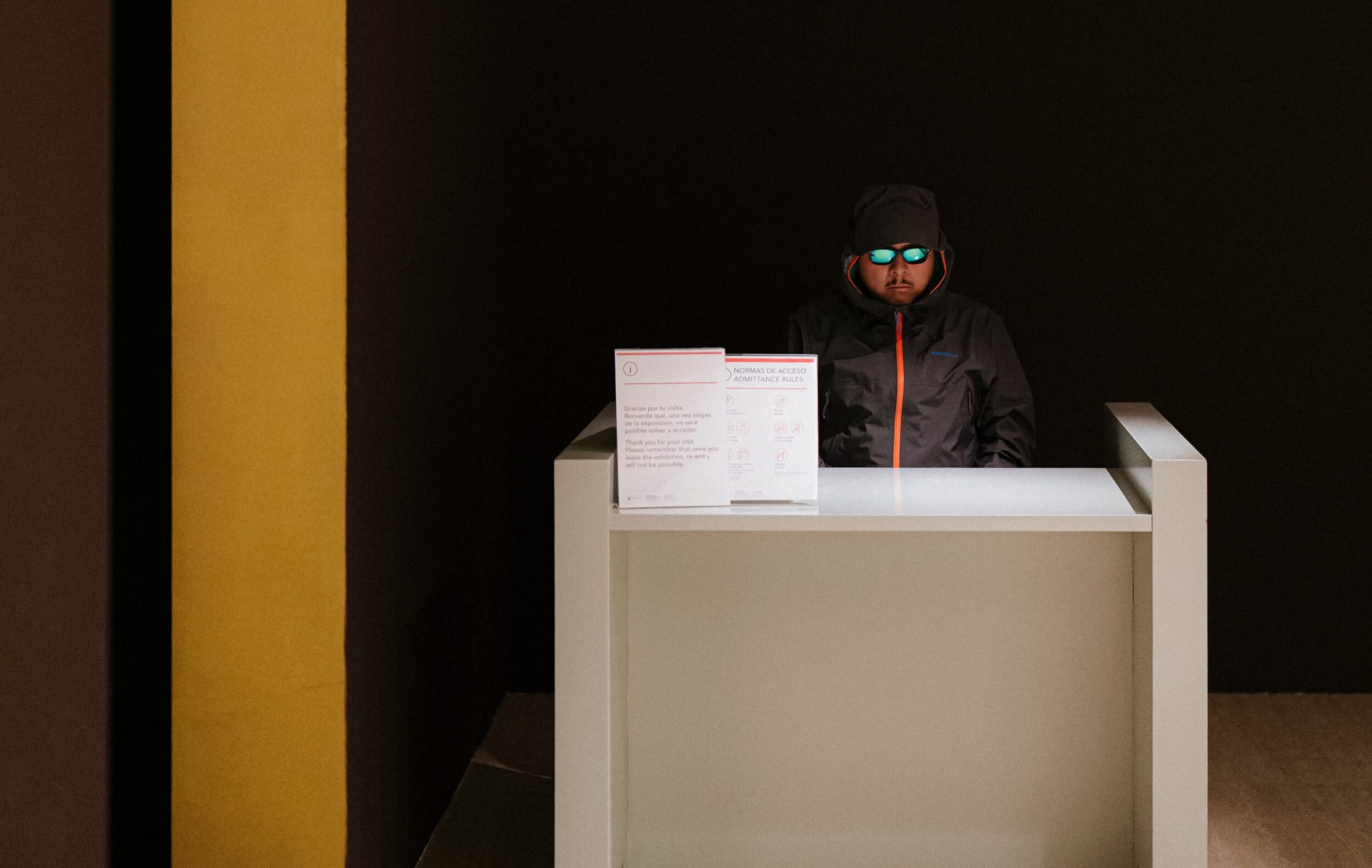 Lo Sagrado, Sin Mundo - Vir Andres Hera