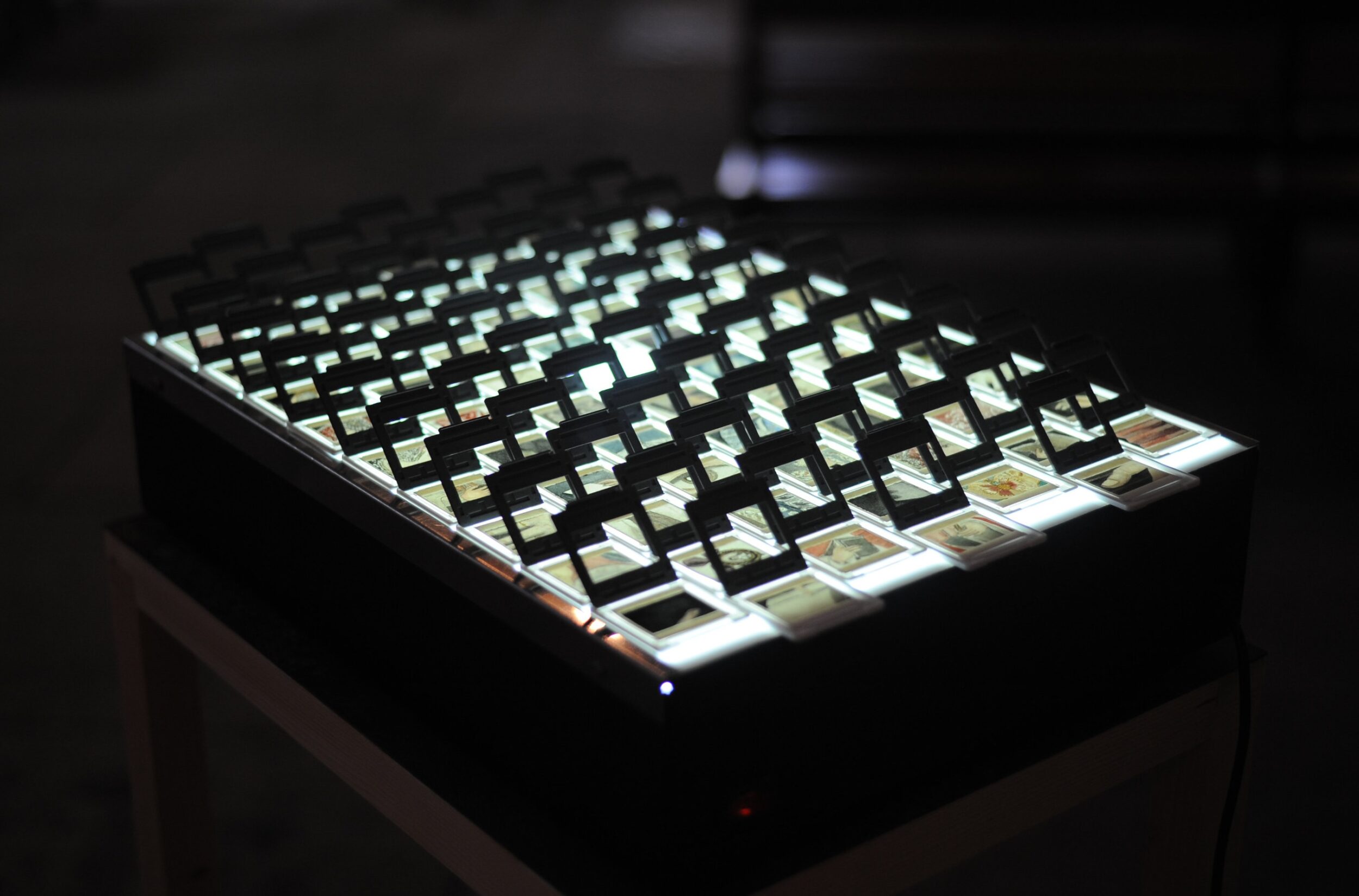 Il y a des fissures dans les archives - Vir Andres Hera