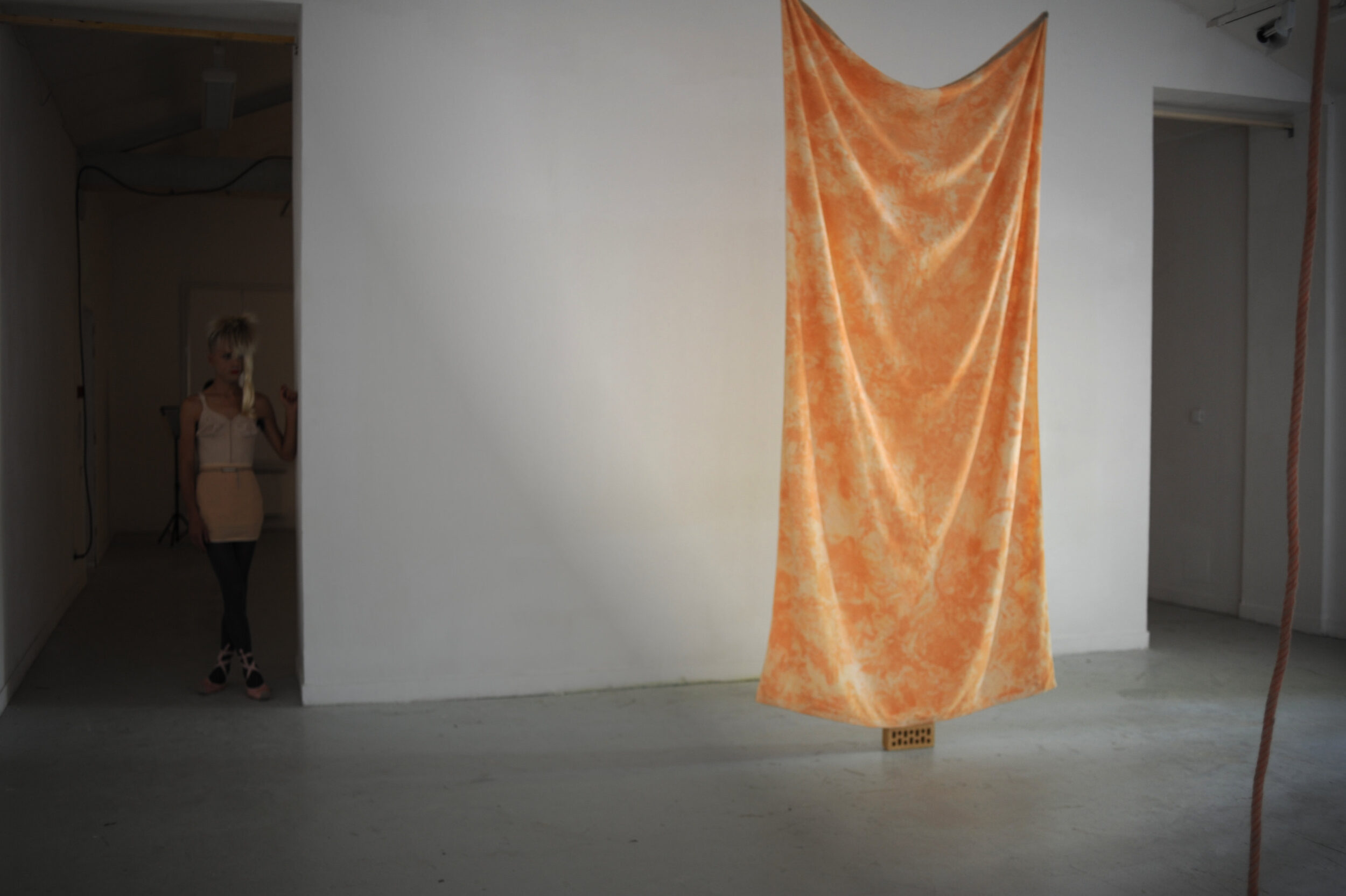 Quelque chose regarde depuis les murs - Vir Andres Hera