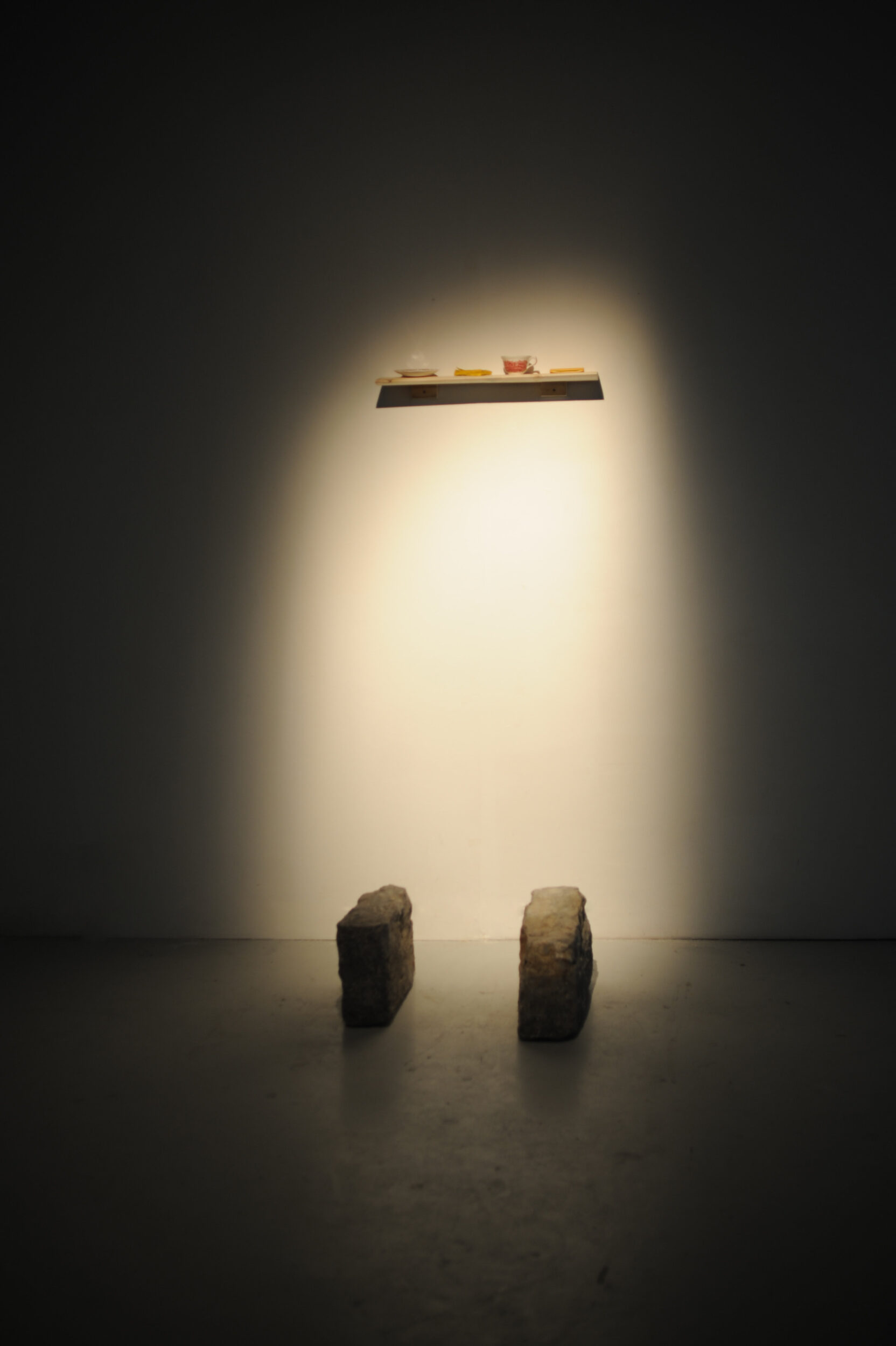 Quelque chose regarde depuis les murs - Vir Andres Hera