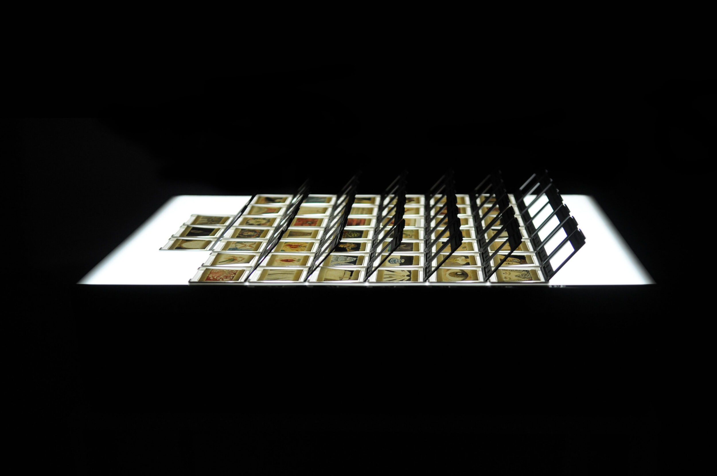 Il y a des fissures dans les archives - Vir Andres Hera